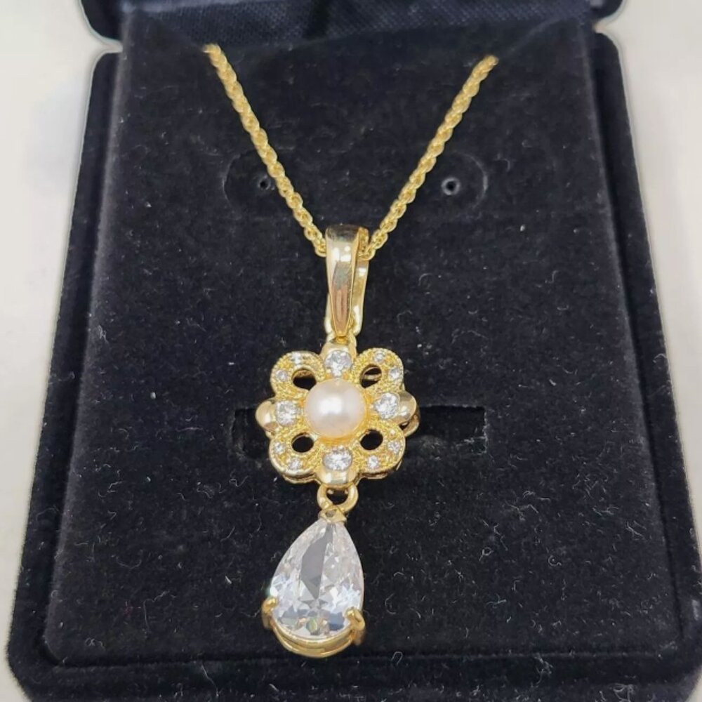 Vintage Crystal Teardrop Pearl Pendant Gold Tone Chain Necklace